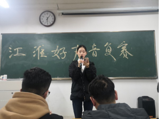 青年文体艺术发展中心副主席张皖琳,查君瑶,合唱团团长杨瑞及上一届